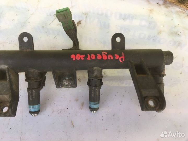 Рейка топливная (рампа) Peugeot 206