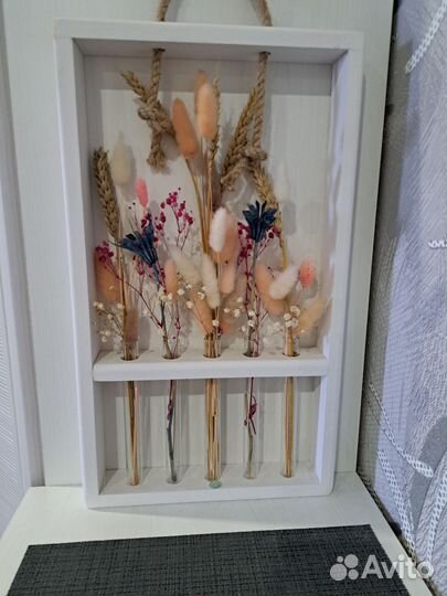 Сухоцветы в рамке с колбами