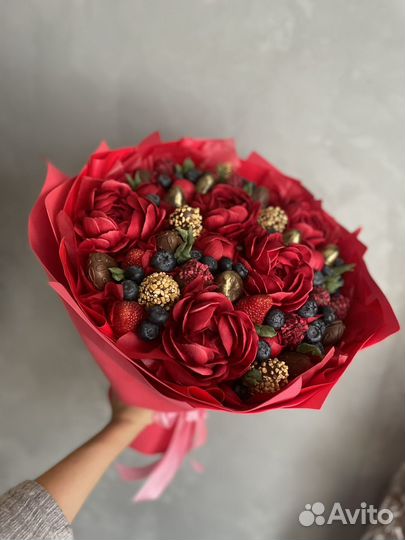 Клубника в шоколаде с зефирными цветами