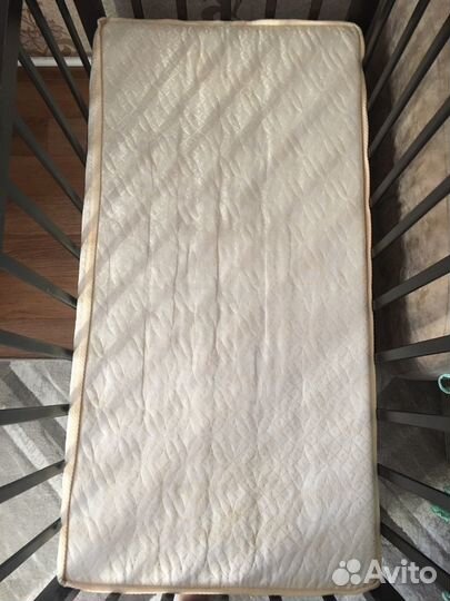 Детская кроватка с маятником