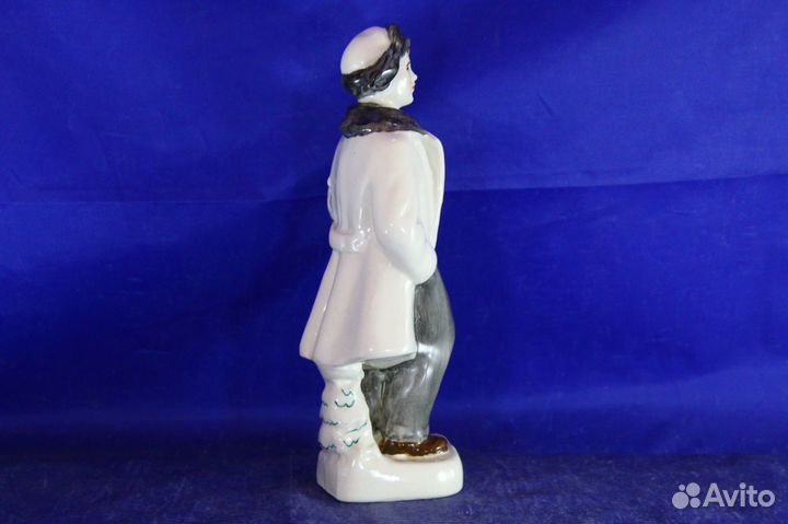 Статуэтка фарфоровая Мальчик с коньками модель лфз