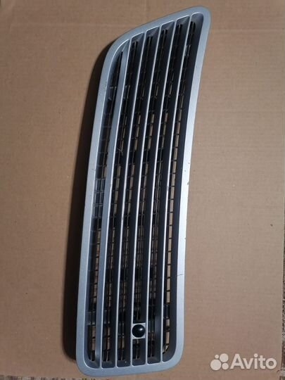 Решетка капота правая Mercedes w221