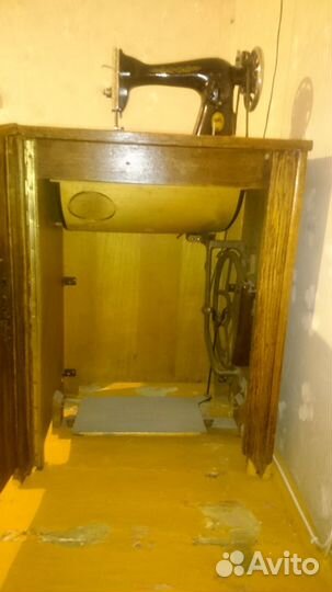 Швейная машинка с ножным приводом 