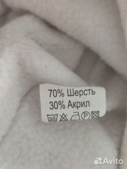 Шапки и манишка на девочку