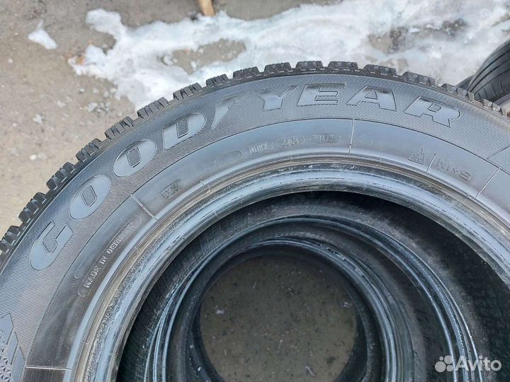 Goodyear UltraGrip 500 215/70 R16 100T