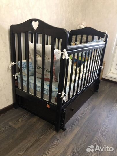 Детская кроватка с универсальным маятником