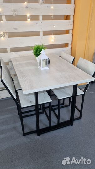 Кухонный стол и стулья