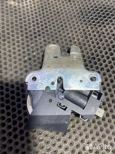 Замок крышки багажника Volkswagen Passat B6