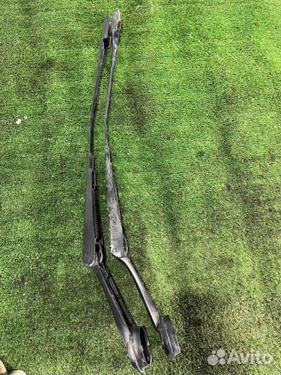 Поводок стеклоочистителя передний левый Ford Focus