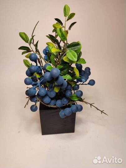 Искусственные растения в кашпо из дерева