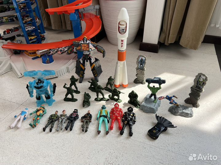 Набор солдатиков и др игрушек, 23 шт