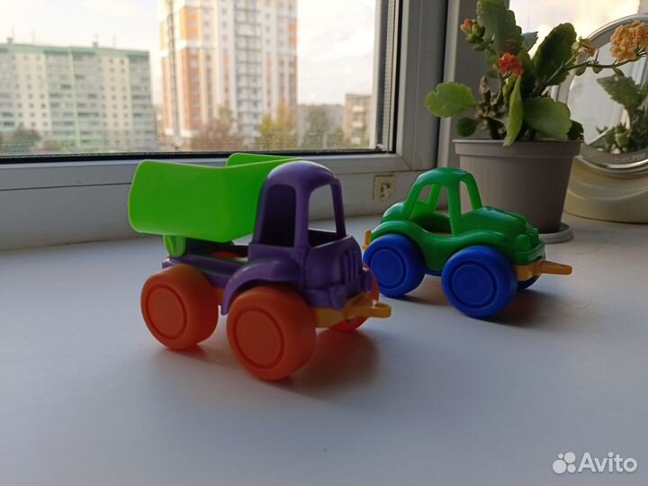 Коллекция игрушечного транспорта