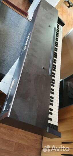 Продам цифровое пианино Roland HP201 бу без ножек