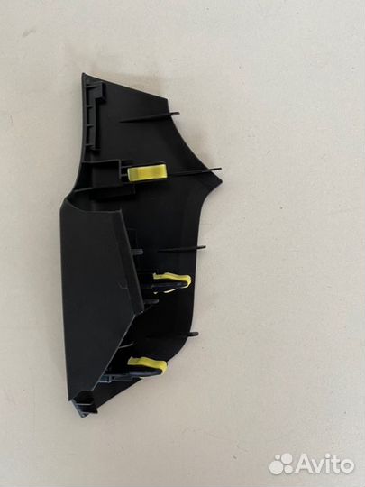 Накладка центральной консоли передняя левая Toyota