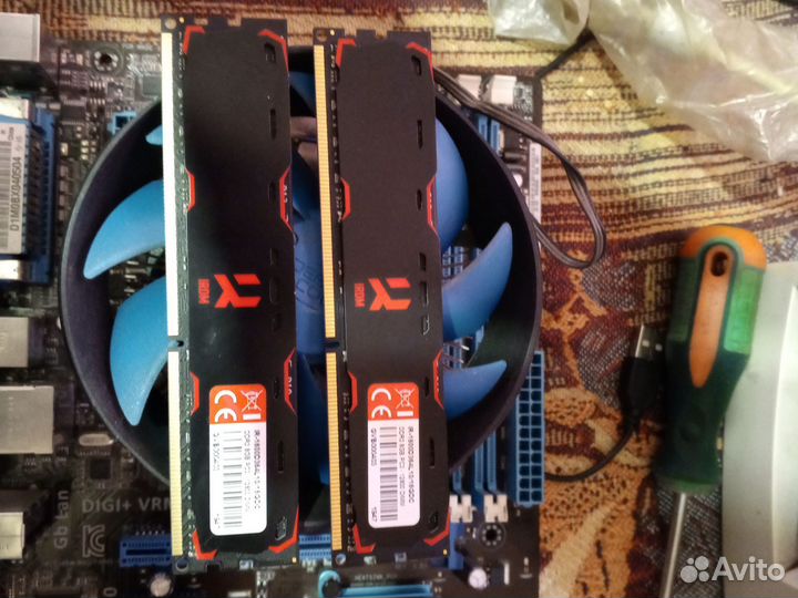 Материнская плата LGA1155 с процессором и памятью