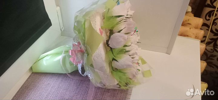 Букеты из цветов и конфет