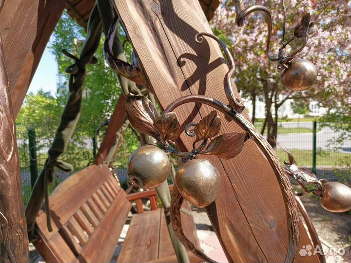 Садовые качели из дерева