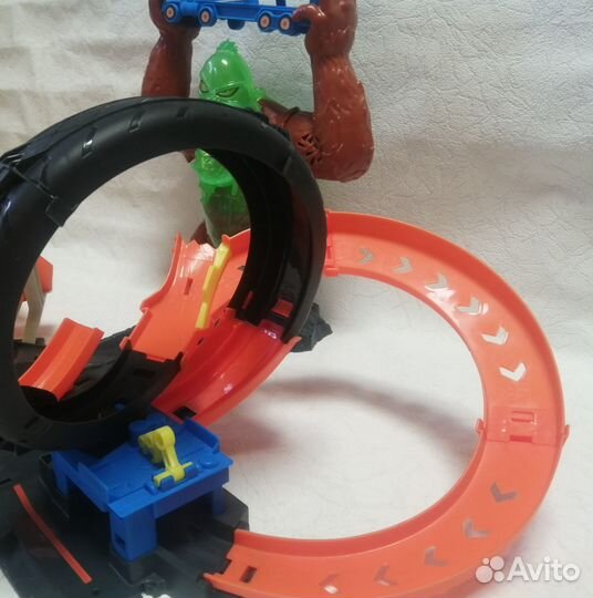 Гоночный трек hot Wheels Атака Бешеной Гориллы