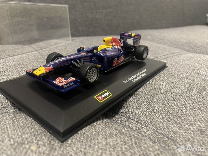 1/32 Bburago 2011 Red Bull Racing Team