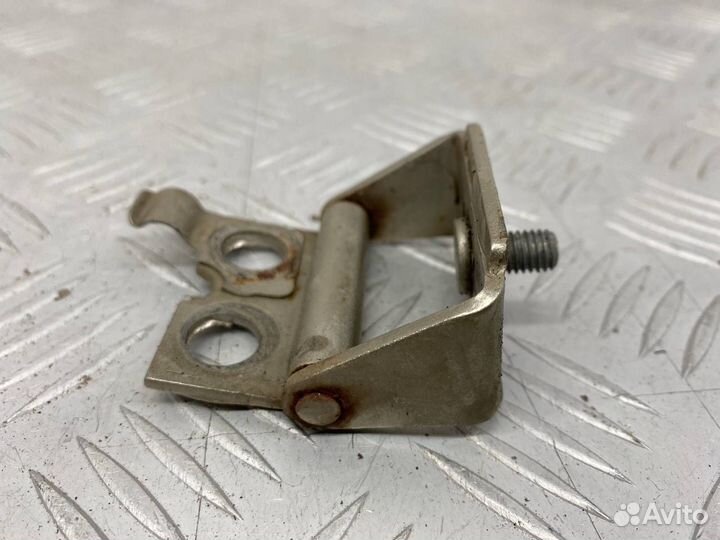 Б/У петля крышки багажника задний левый Toyota