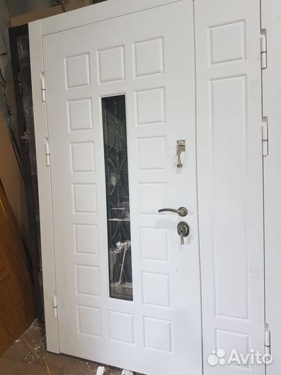 Заводская стальная дверь с отделкой в тамбур