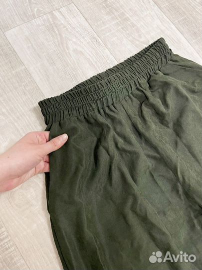 Вельветовые зеленые брюки