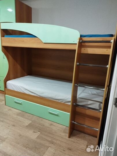 Кровать двухьярусная