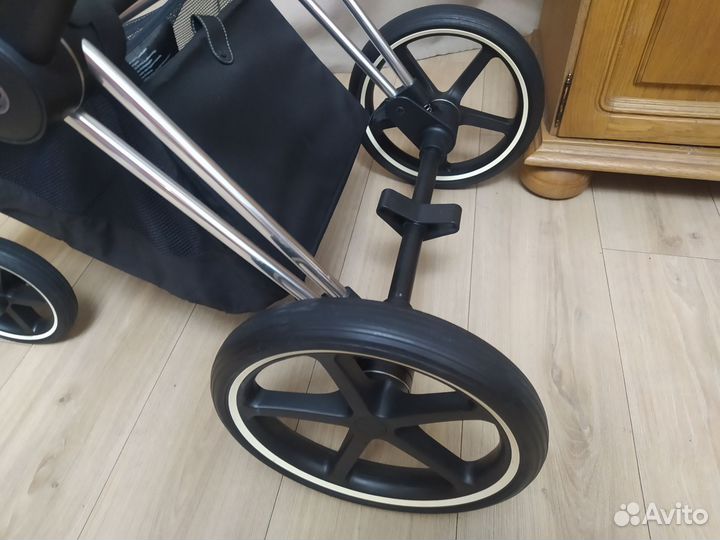 Шасси Cybex Priam lll, серебристое с чёрной ручкой