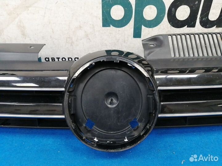 Решетка радиатора 5K0853653F Volkswagen Golf