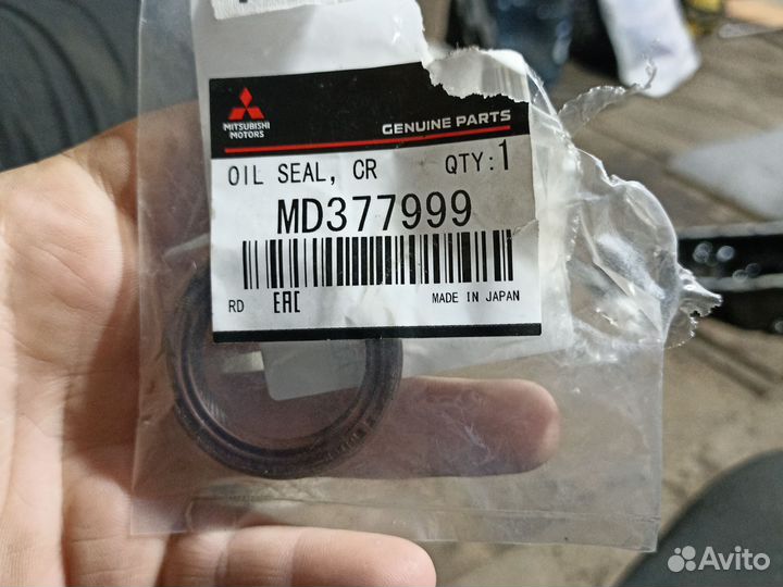 Сальник коленвала MD377999