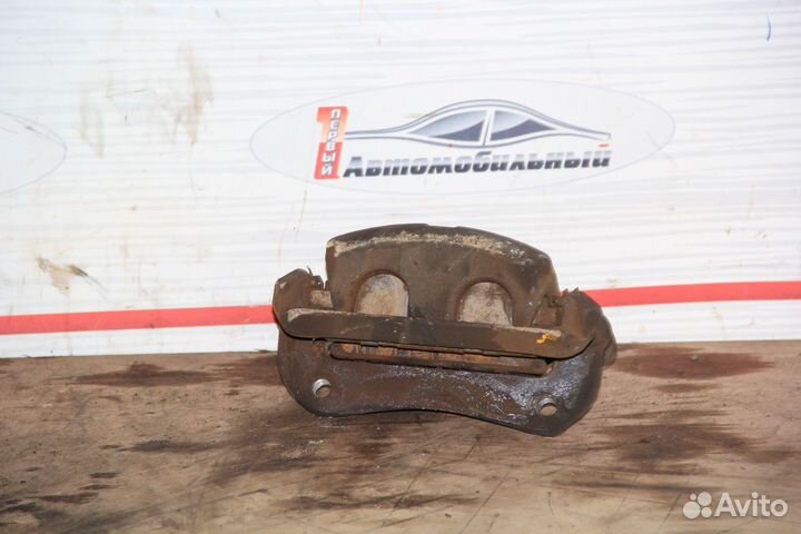 Суппорт перед лево c Nissan Presage TU30 QR25DE