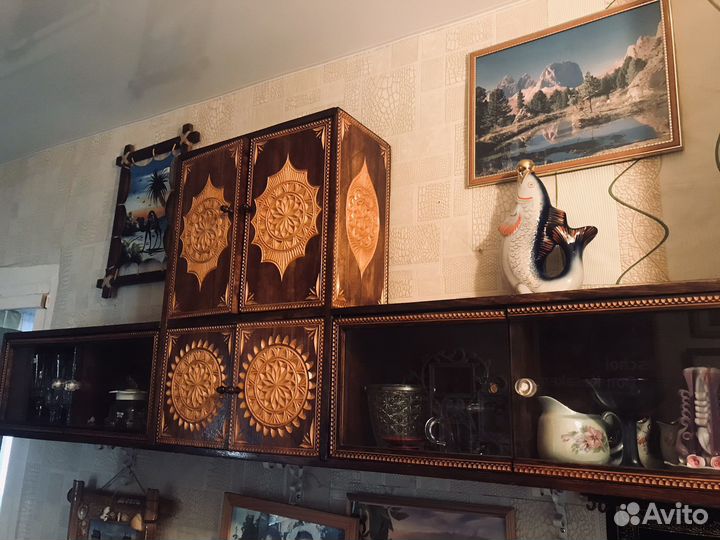 Навесная резная полка