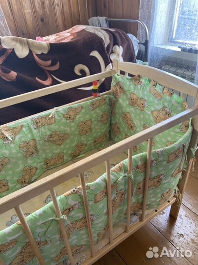 Детская кроватка-маятник