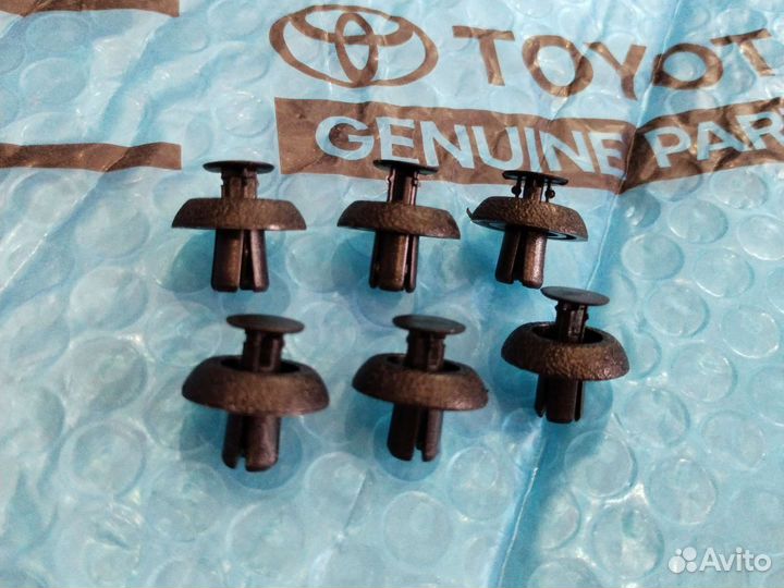 Клипса накладки Тойота Новый оригинал 90467-07217