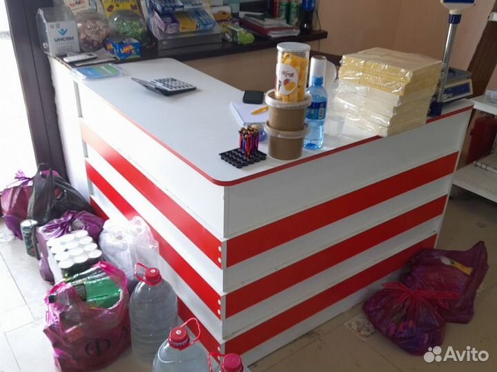 Кассовый стол и конфетницы