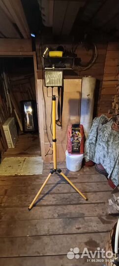 Прожектор на штативе