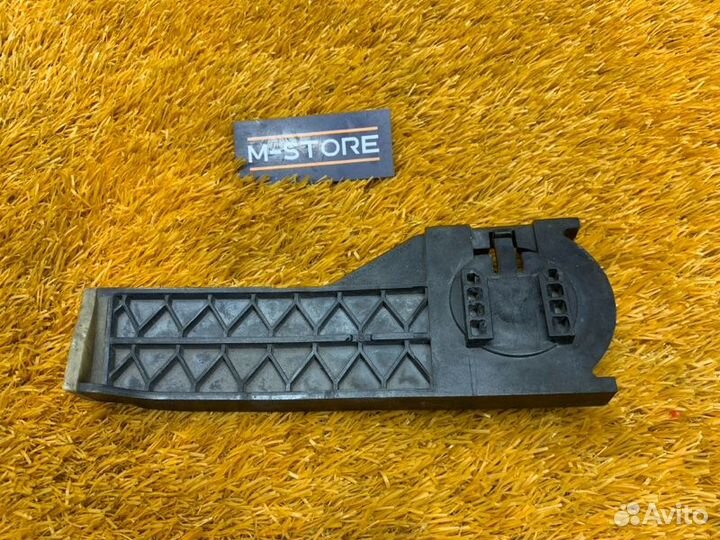 Кронштейн радиатора левый Mercedes-Benz Gla-Class