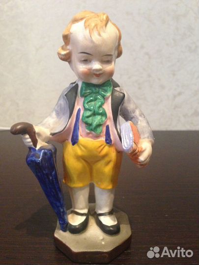 Фарфоровая статуэтка, Мальчик с книгой и зонтом