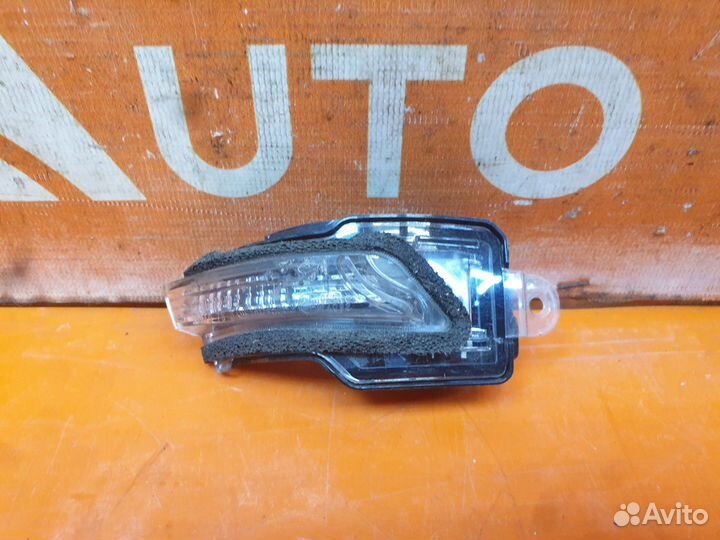 Повторитель поворота на зеркале правый Lexus Rx 4