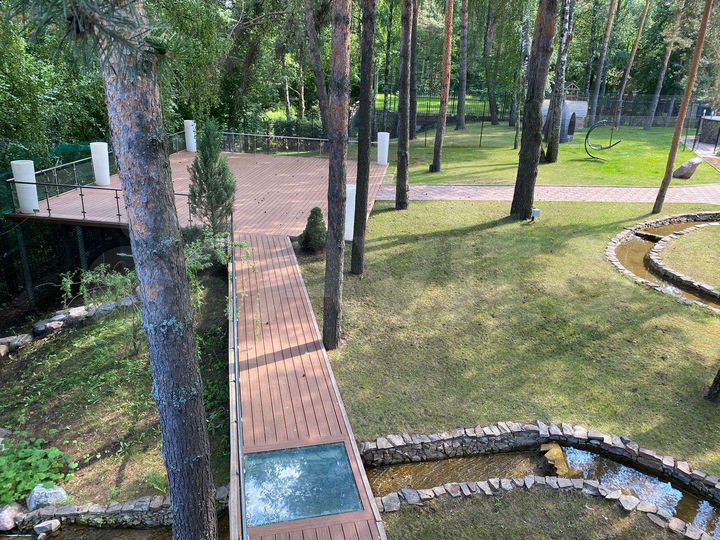 Дом 1247 м² на участке 72 сот.