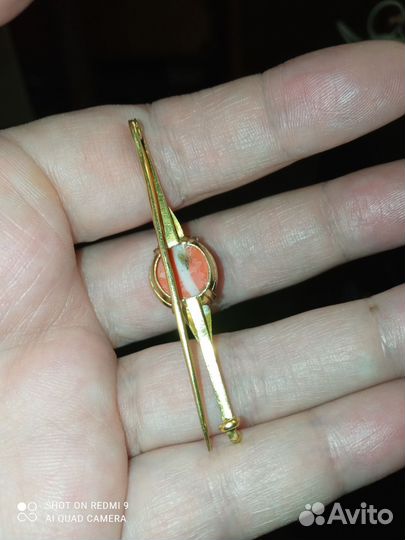 Антикварная золотая брошь с кораллом