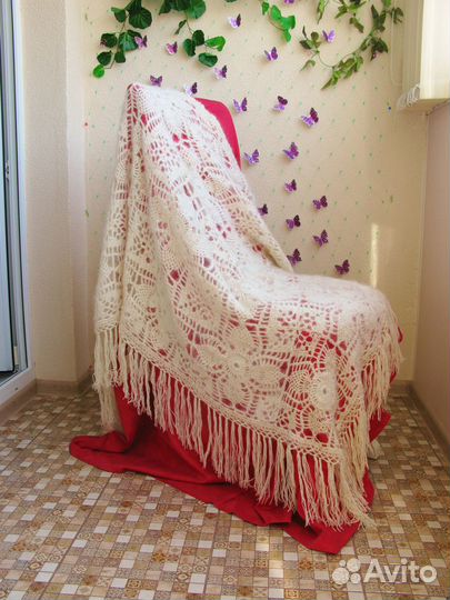 Шаль (в аренду для фотосессии) пуховая с кистями