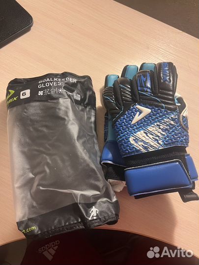 Вратарские перчатки