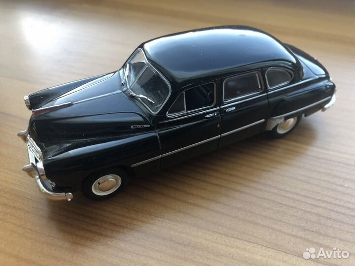 Модель автомобиля 1:43