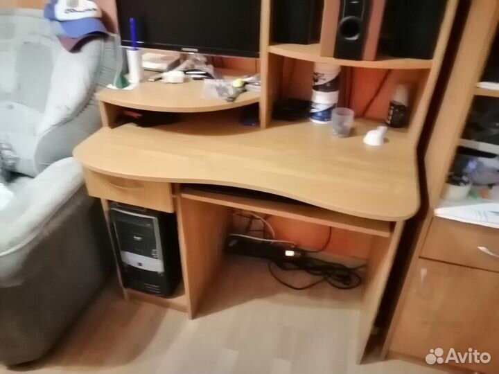 Компьютерный стол и шкаф стелаж