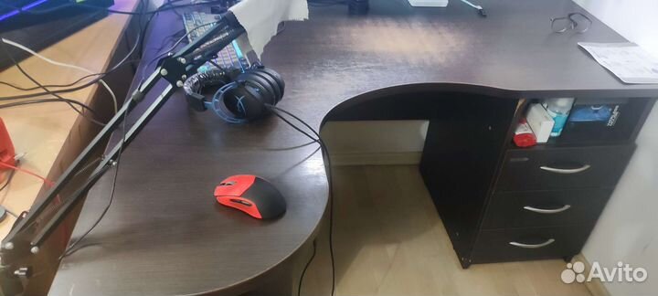 Угловой компьютерный стол