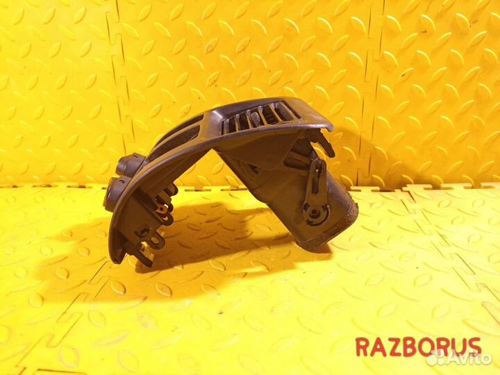 Дефлектор обдува салона прав. Toyota Corolla E100