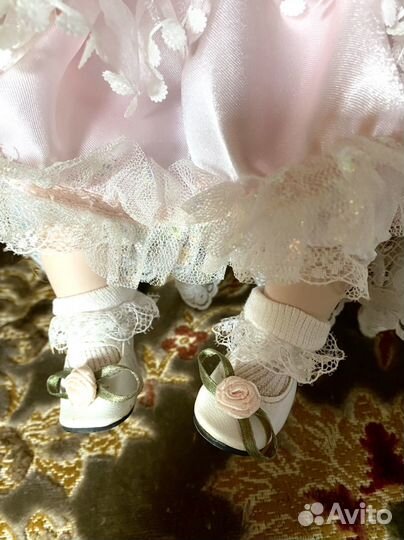 Кукла фарфоровая сидячая