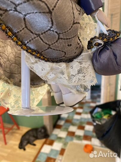 Кукла фарфоровая