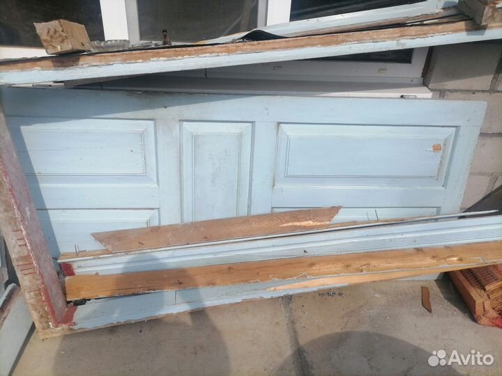 Доски, дрова, двери на доски, оконные рамы